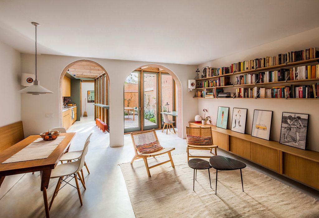 En esta vivienda con patio interior la ampliación de la vivienda se realiza precisamente ganando espacio al exterior