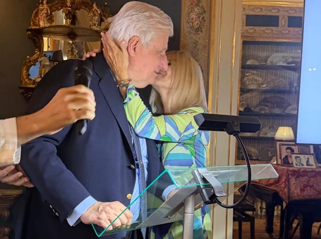 Eugenia Martínez de Irujo, cariñosa con su hermano, en la presentación del libro sobre la duquesa de Alba.