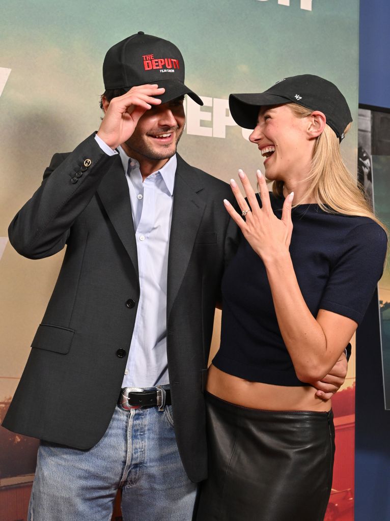 Duke Nicholson, todo sonrisas con su prometida, Devon Lee Carlson, que lució su fabuloso anillo de compromiso