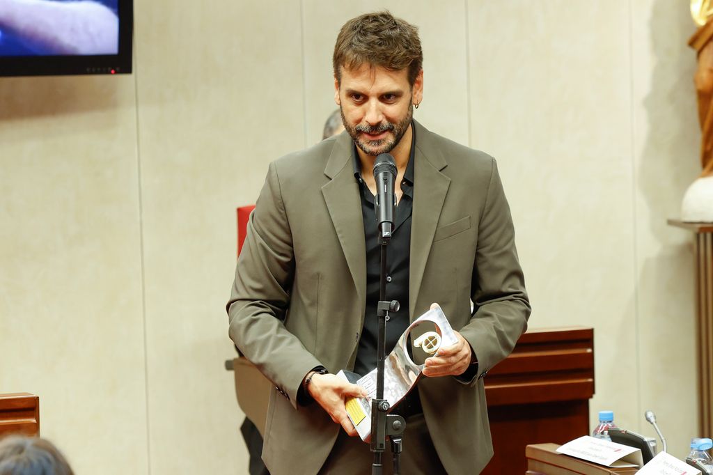 Carlos Rocar recogiendo un premio
