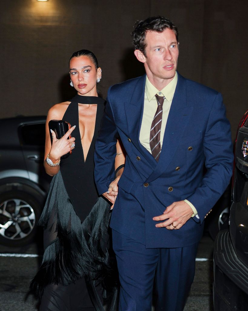 Dua Lipa y Callum Turner llegan al estreno en Nueva York.