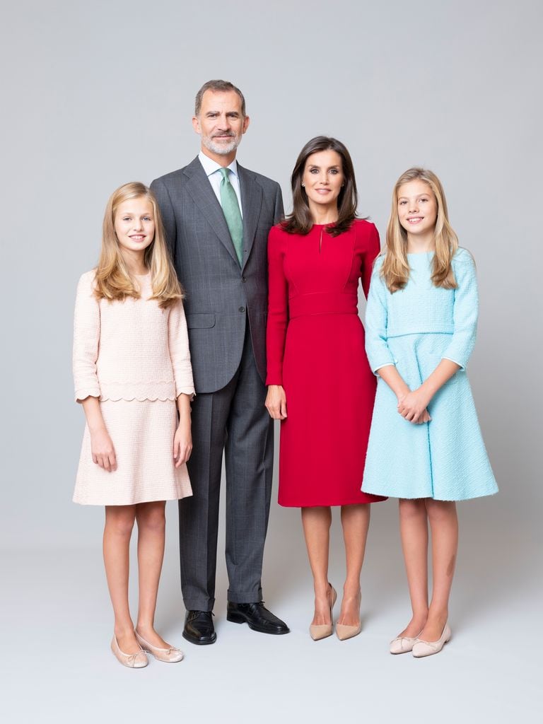 Reyes Felipe y Letizia, princesa Lenoor e infanta Sofía en un imagen oficial 