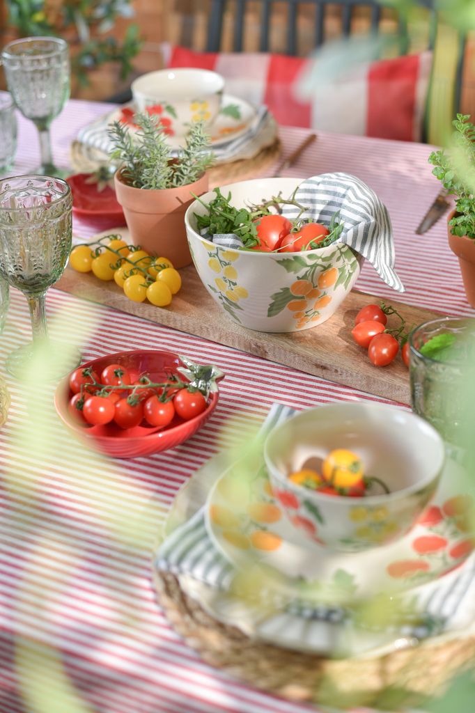 Ensaladeras decoradas con tomates y limones