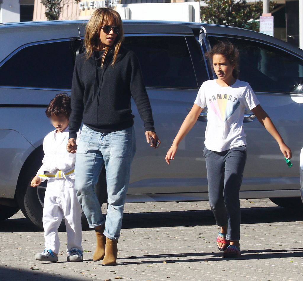 Halle Berry con sus hijos Nahla y Maceo, que se llevan cinco años de diferencia