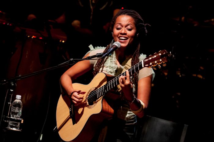 Sara Tavares en el escenario tocando la guitarra