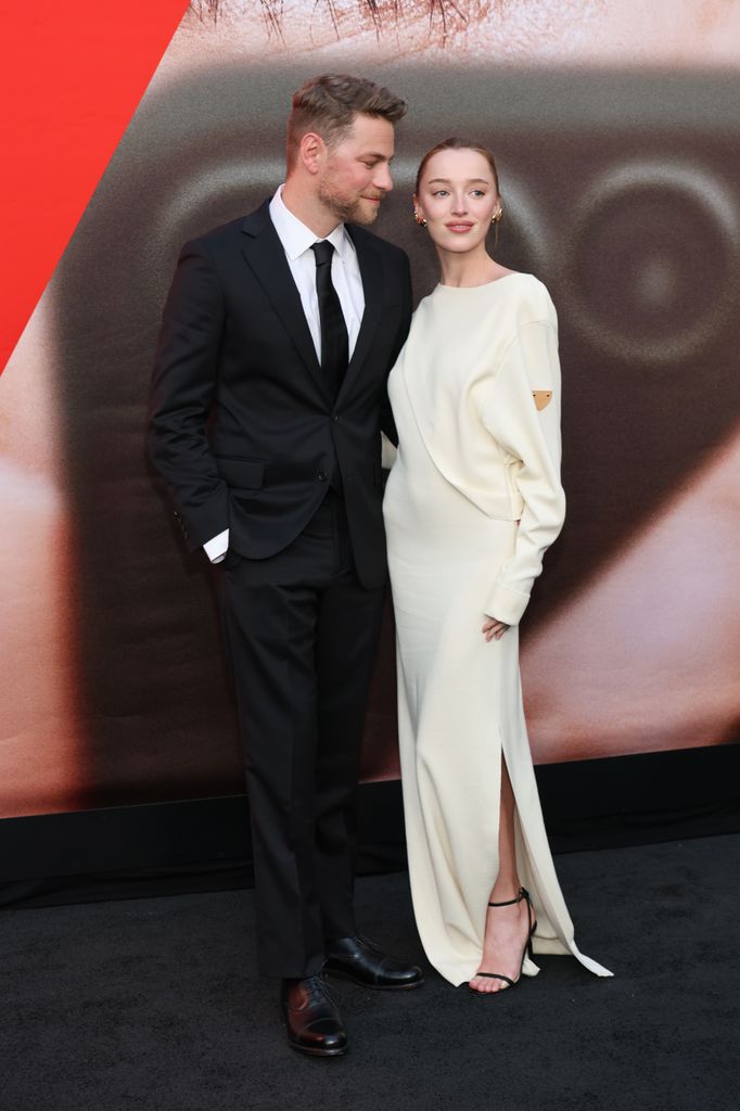 Cameron Fuller y Phoebe Dynevor 