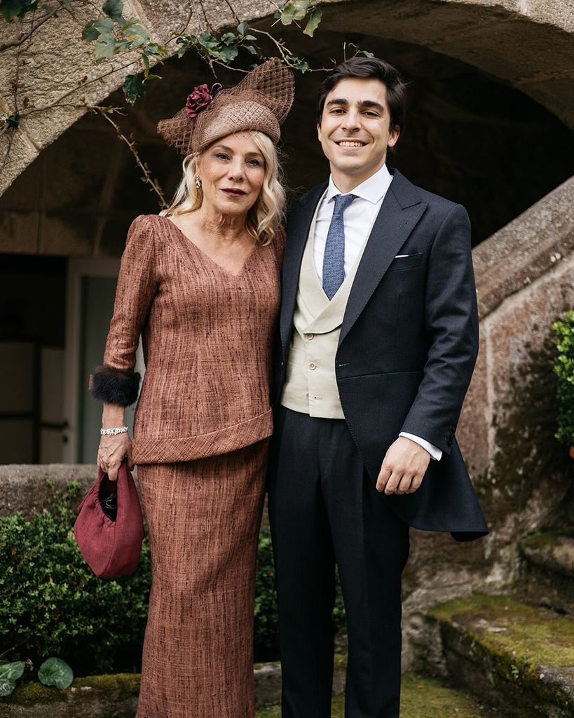 Madrinas de boda con looks en marrón Poydel