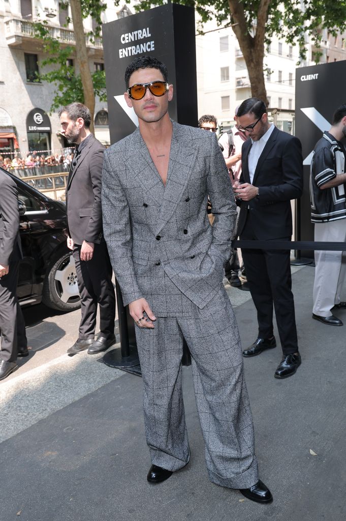 Alejandro Speitzer asistió al desfile masculino de Dolce & Gabbana en Milán.