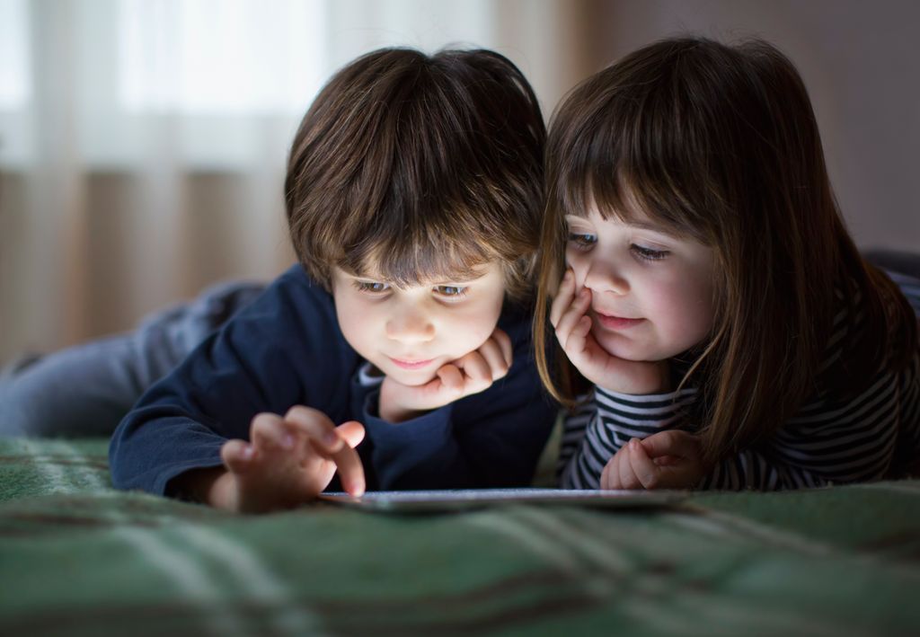 Niños pequeños viendo una tablet
