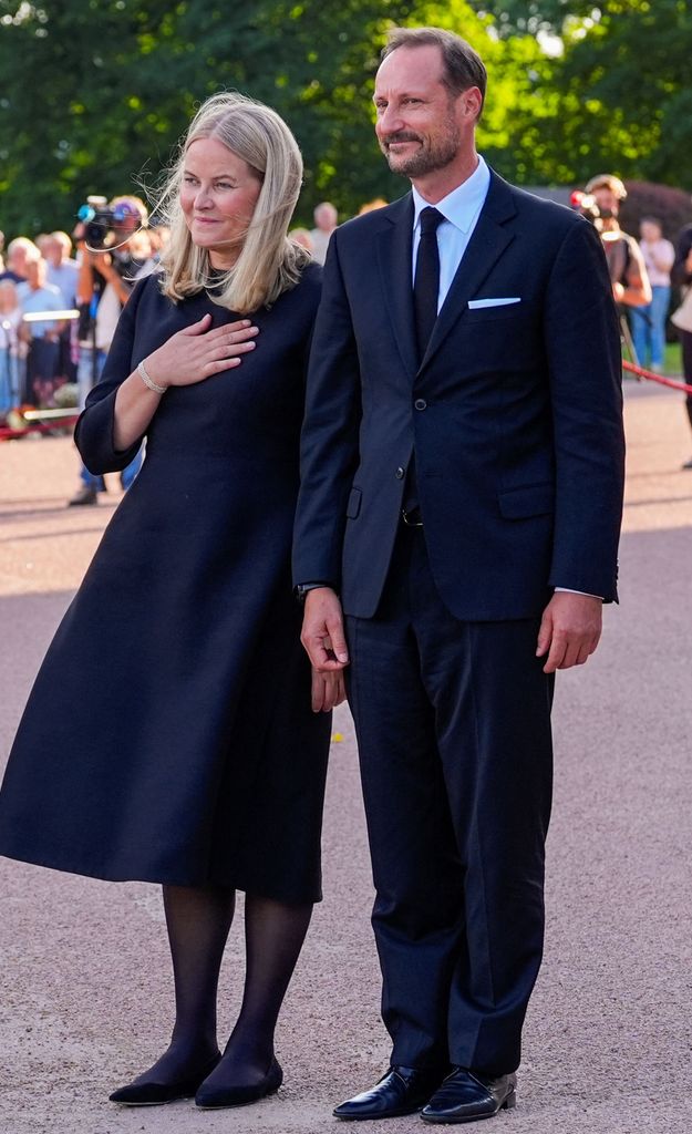 El rey Haakon VIII y la reina Mette-Marit a su llegada a la Plaza del Palacio para agradecer los tributos de la gente en memoria del rey.