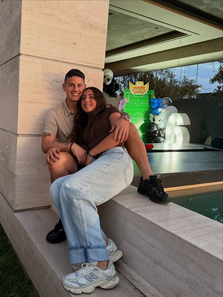 James Rodríguez compartió esta linda foto junto a su hija Salomé, a quien comparte con Daniela Ospina.