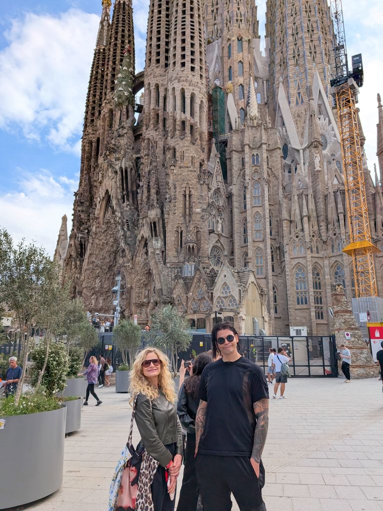 Kyra Sedgwick con su hijo con la Sagrada Familia de fondo