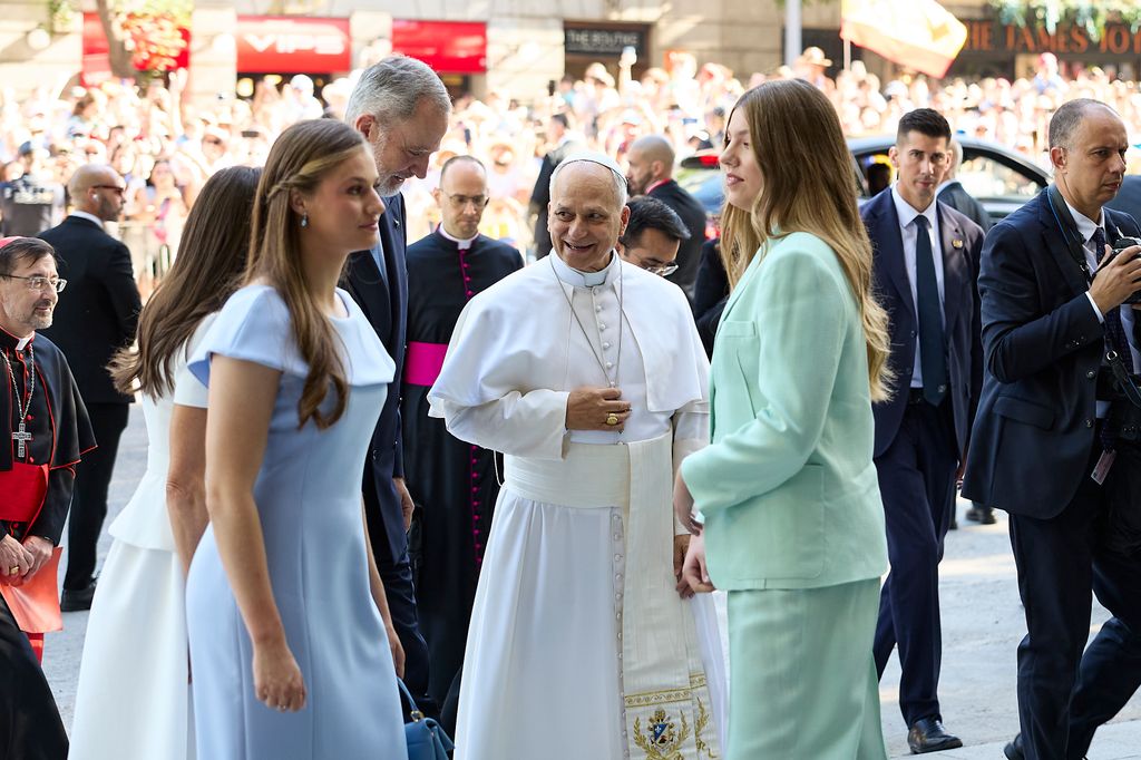 La princesa Leonor y la infanta Sofía en la misa oficial por el Papa León XIV en la Plaza de Cibeles, 7 de junio de 2026