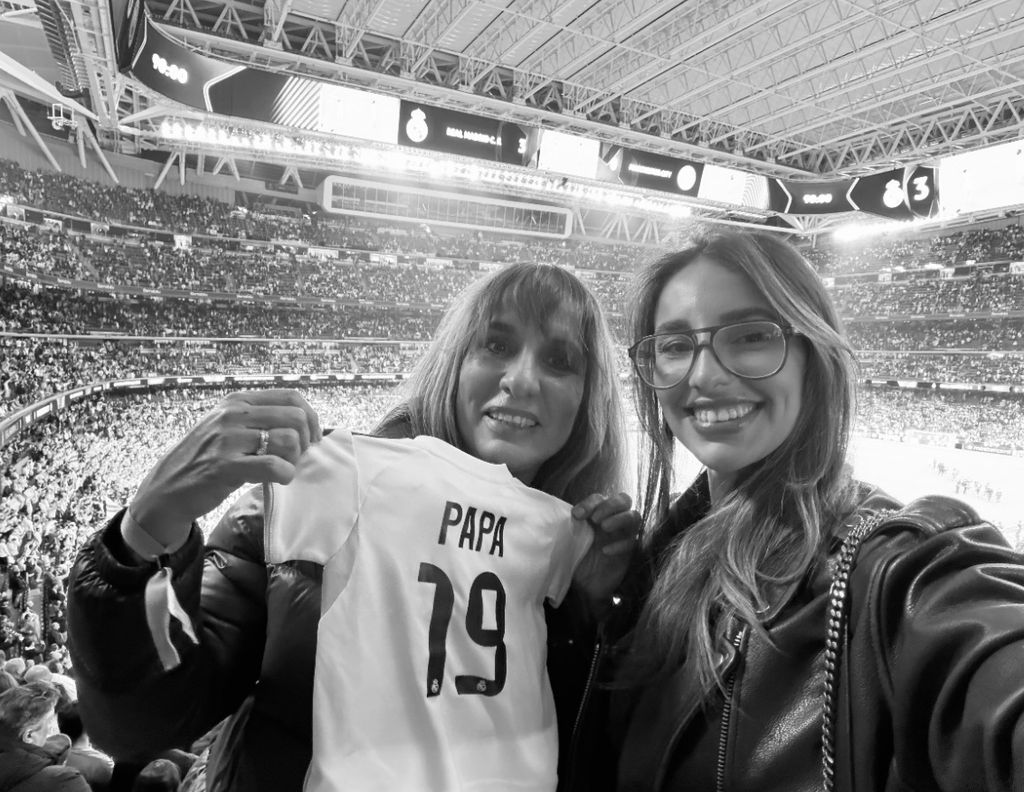 Luna Serrat junto a su madre