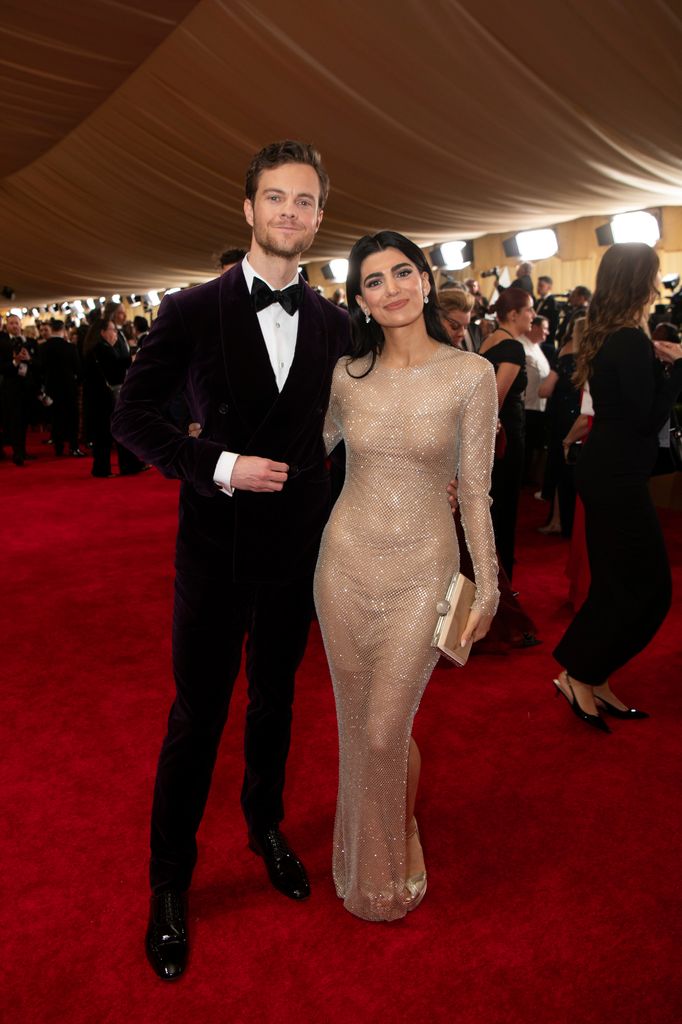 Jack Quaid y Claudia Doumit en la gala de los Oscar de 2024 en el Dolby Theatre