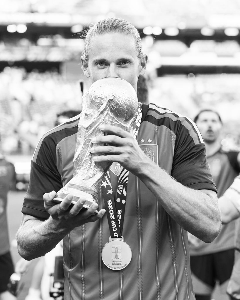 Marcos Llorente besando la Copa del Mundo que conquistó España el pasado mes de julio