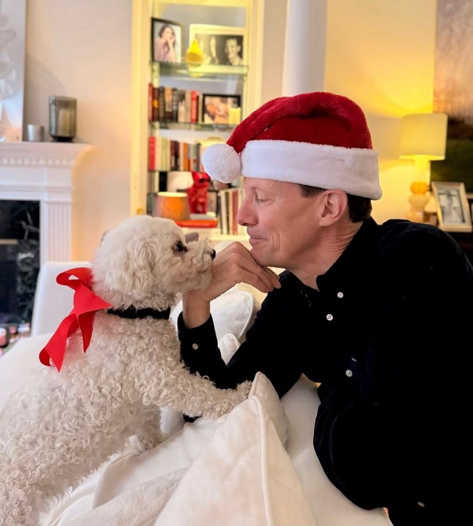 Joaquín de DinamaJoaquín de Dinamarca con su perro, un caniche blancorca con su perro, un caniche blanco