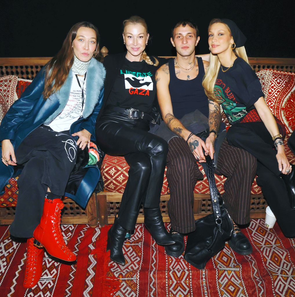 Alana Hadid, Marielle Hadid, Anwar Hadid y Bella Hadid en un evento en Los Angeles, California, el 10 de enero de 2026