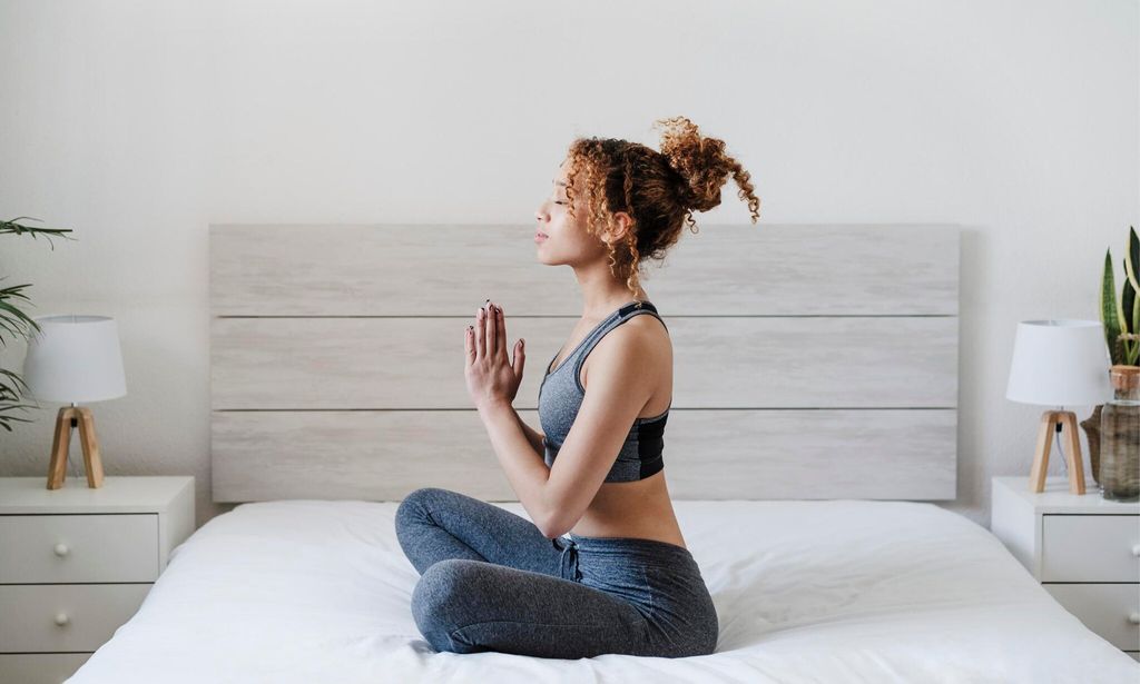 mujer meditando