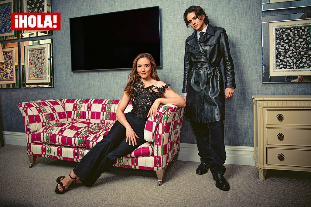 Fotógrafo: Manuel Ortiz | Catalina Sandino Moreno - Stylist: Jessica Paster, Peinado: Ben Skervin, Maquillaje: Ana Marie Rizzieri. Catalina está usando un jumpsuit Oscar de la Renta, zapatos Dolce&Gabbana | Sasha Calle – Estilizada por Sasha, Maquillaje: Shelby Smith, Peinado: Rutger. Sasha está usando una chaqueta negra de piel Tom Ford, corbata St Laurent y botas 424.