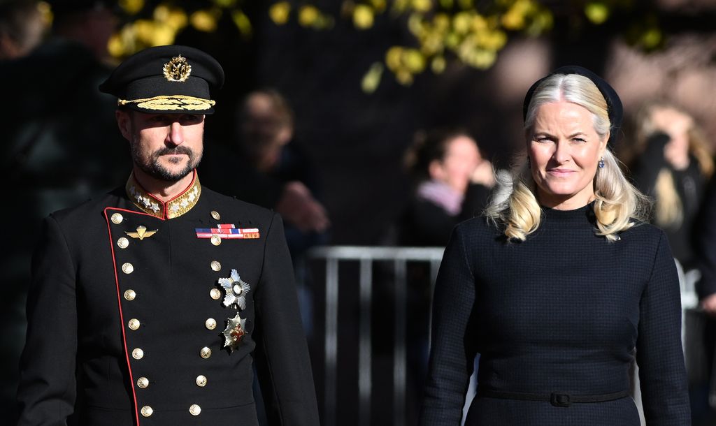 Plano medio de Mette-Marit y el príncipe Haakon en un evento