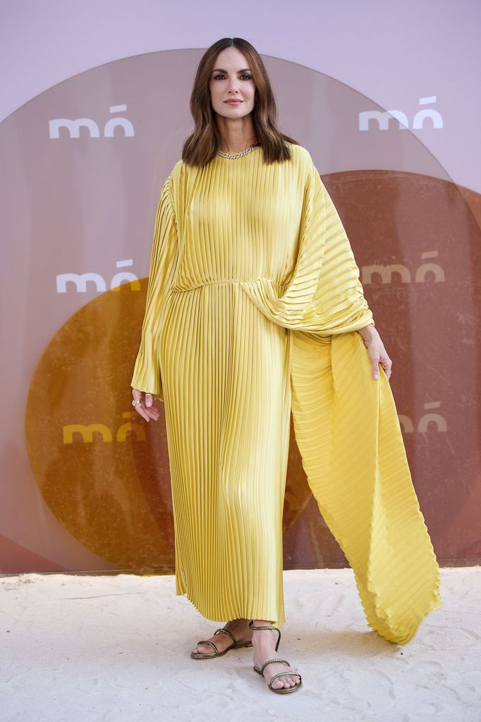 Eugenia Silva con vestido amarillo plisado en la fiesta de Mó