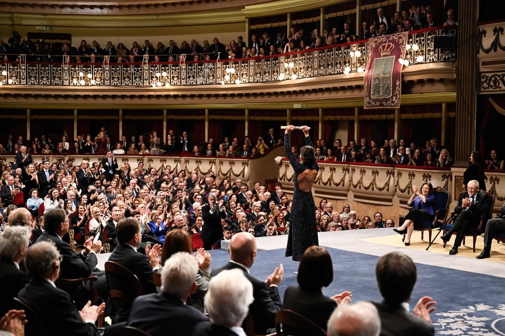 Carolina Marín saludando a la audiencia tras recibir el premio Princesa de Asturias a los Deportes