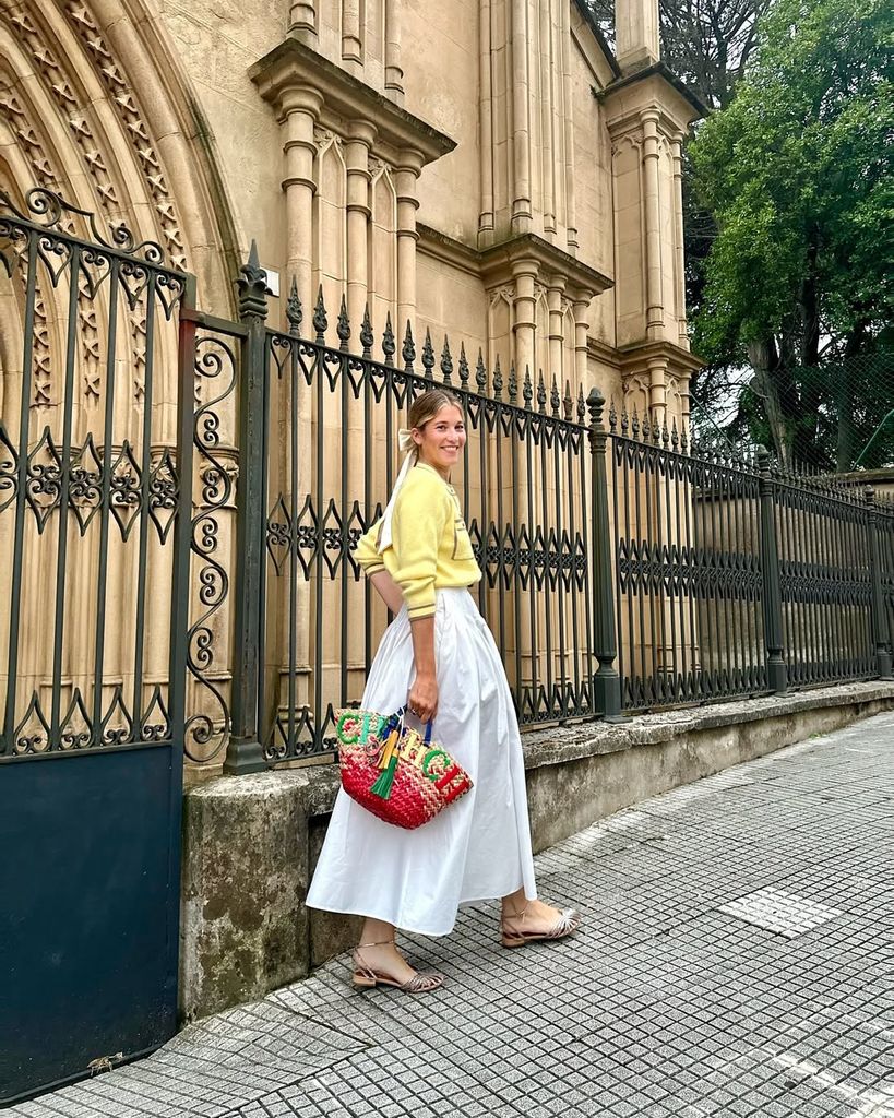 Looks falda blanca Grace Kelly mayo 2026