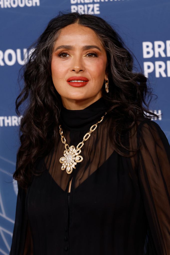 Salma Hayek se despidió del Papa Francisco compartiendo un preciado recuerdo junto a él.
