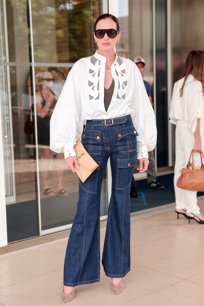 nieves alvarez en cannes con una blusa y vaqueros