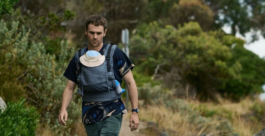 Kieran paseando junto a su pequeña hija a su regreso a Evelyn Bay