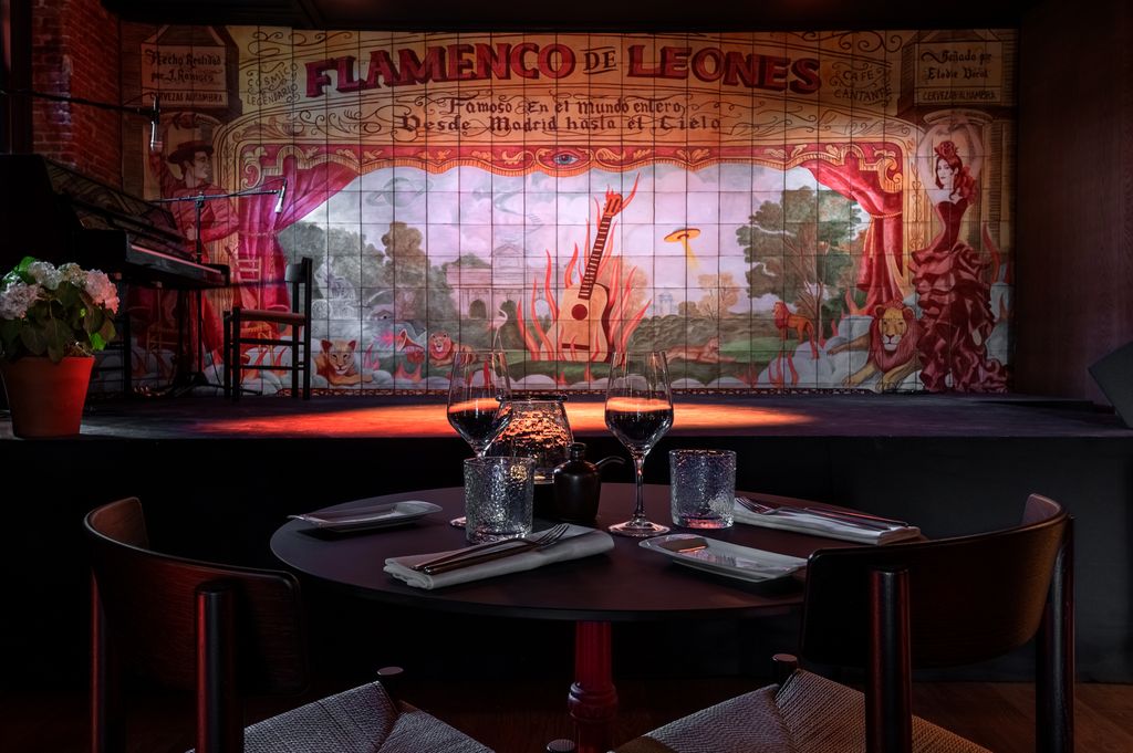 Mesa junto al tablao de Flamenco de Leones