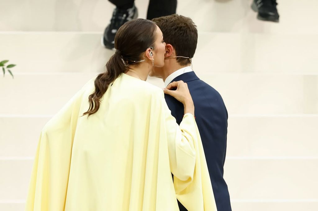 Entre nervios y emoción, Patricia Pardo intercambia unas palabras al oído con Christian Gálvez antes de salir juntos al escenario del Santiago Bernabéu