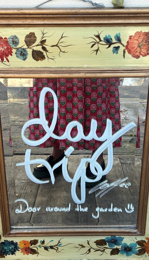 Lady Amelia Windsor tomando un café en Londres.