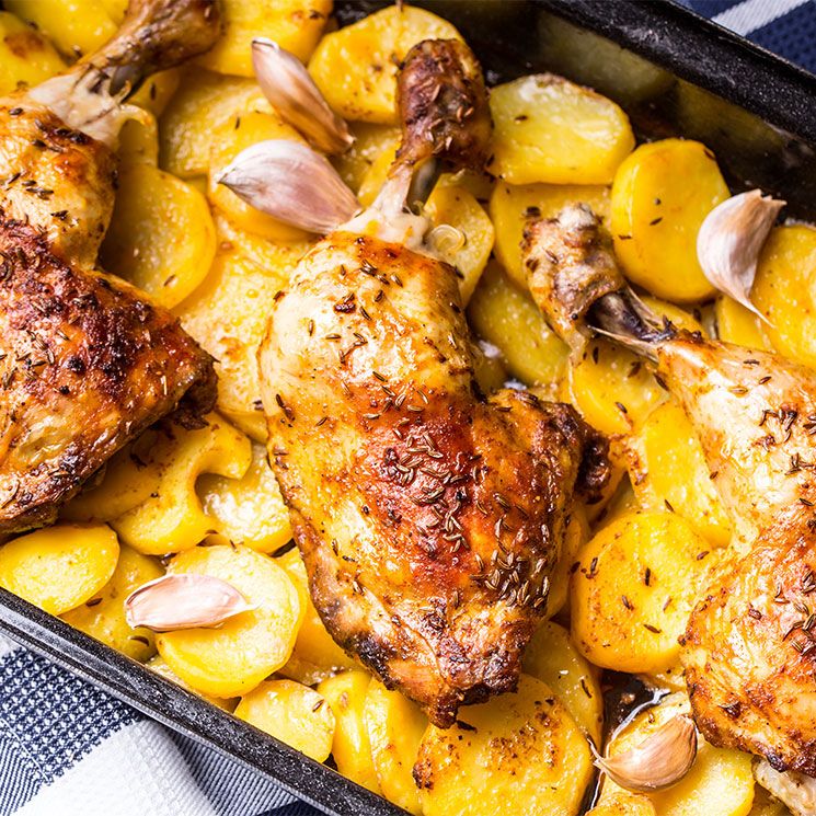 Contramuslos de pollo asados a la alcaravea con patatas y ajos 