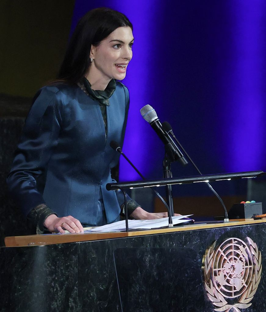 Anne Hathaway de azul petróleo para dar un discurso en las Naciones Unidas.