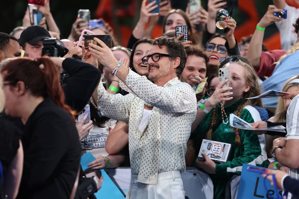 Pedro Pascal se dio el tiempo de convivir con sus fans. 