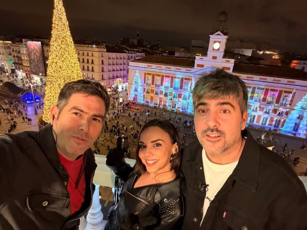 Chenoa y los hermanos David y José Muñoz en los ensayos desde la Puerta del Sol