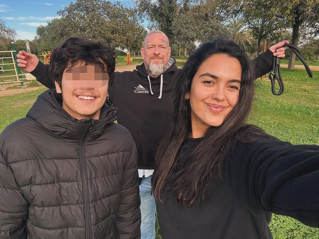 Alba Molina con su pareja y su hijo