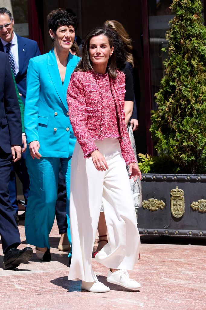 La reina Letizia con zapatillas blancas en 2024.