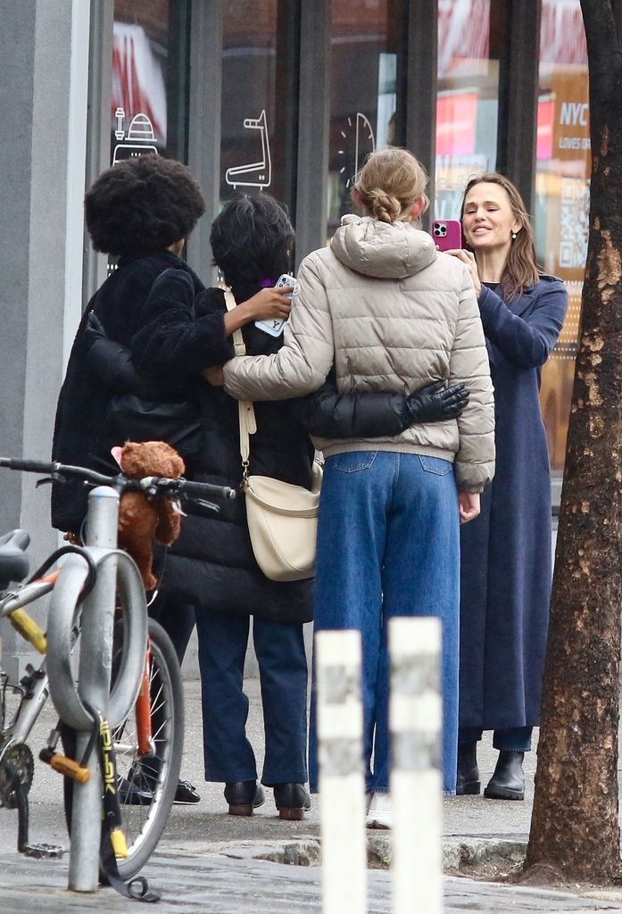 Jennifer se mostró feliz fotografiando a su hija y a sus amigos en su paseo por la 'Gran Manzana'.
