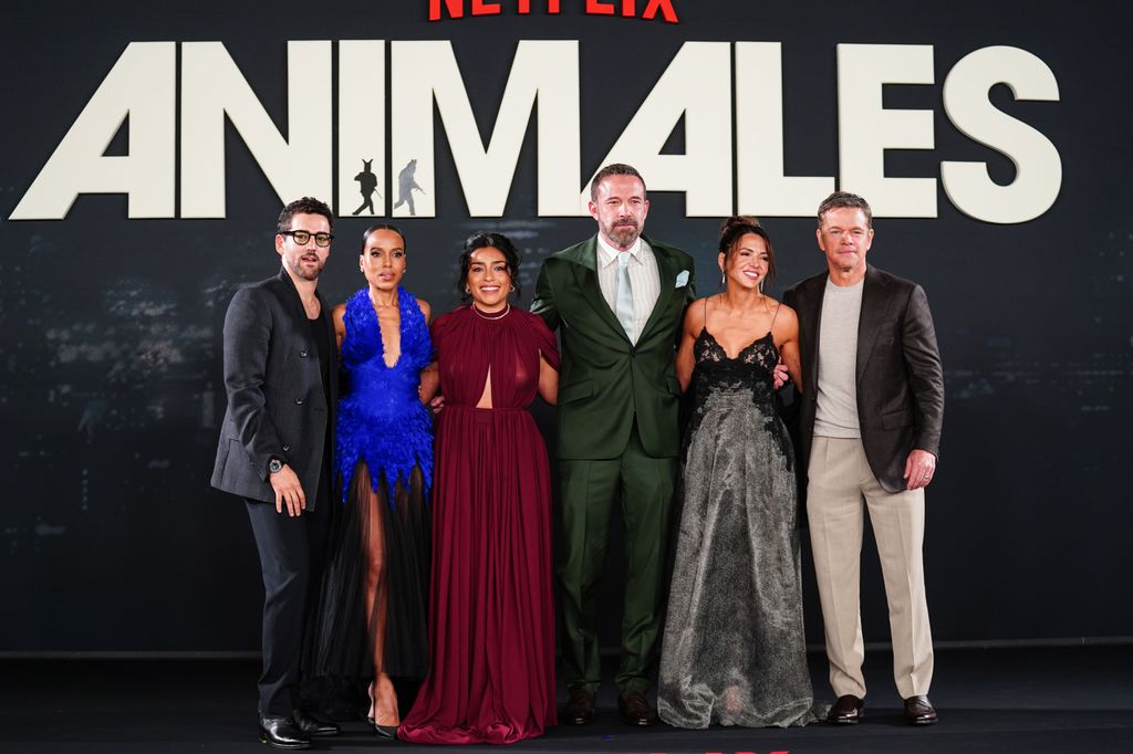 De izquierda a derecha; Luis Gerardo Méndez, Kerry Washington, Adriana Paz, Ben Affleck, Luciana Barroso Damon y Matt Damon en el fan event de 'Animales' en la Ciudad de México, el 4 de octubre de 2025. 