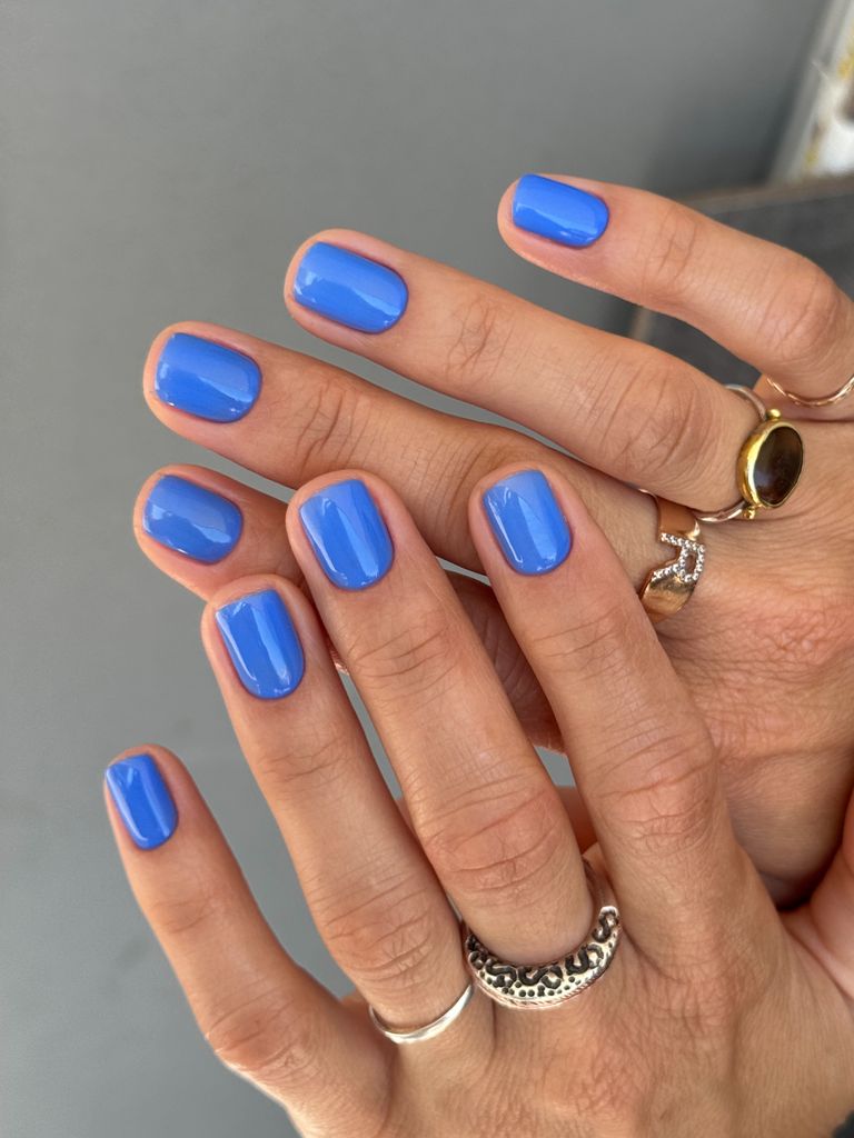 Uñas en tonos azul cielo