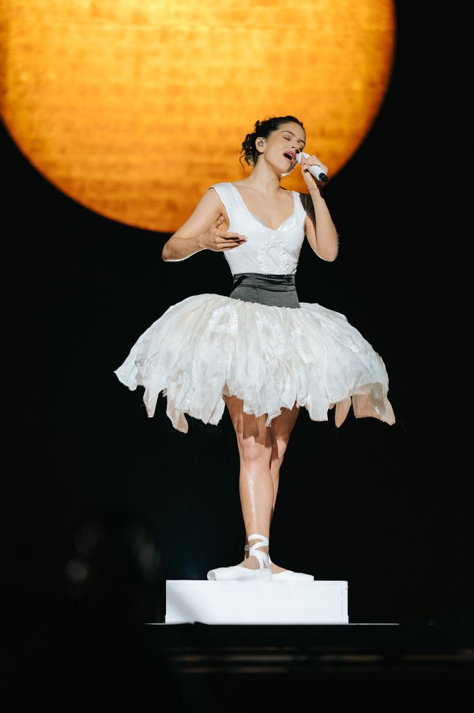 Rosalía se convierte en una bailarina contemporánea en un diseño de Dior. 