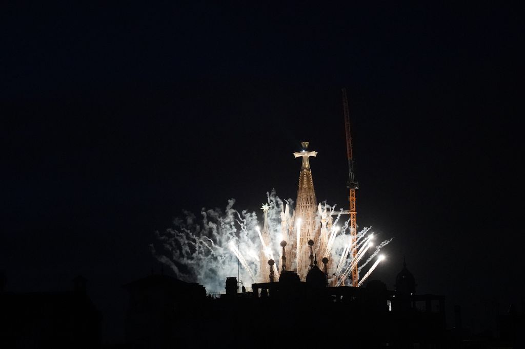 Espectacular imagen de la Sagrada Familia iluminada y con fuegos artificiales