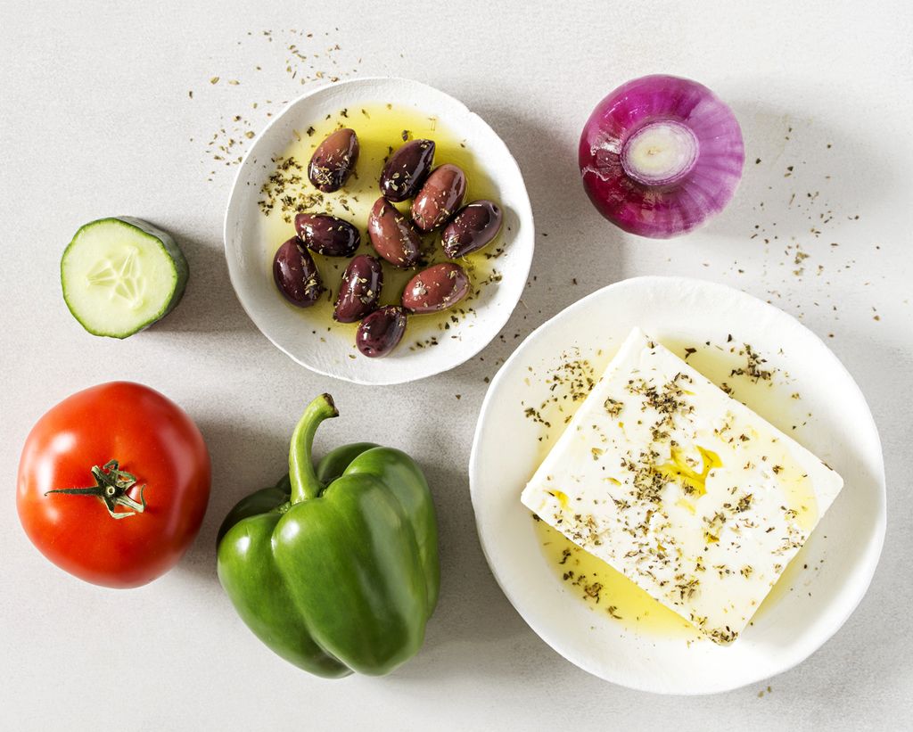 Ingredientes básicos para hacer una ensalada griega tradicional. 