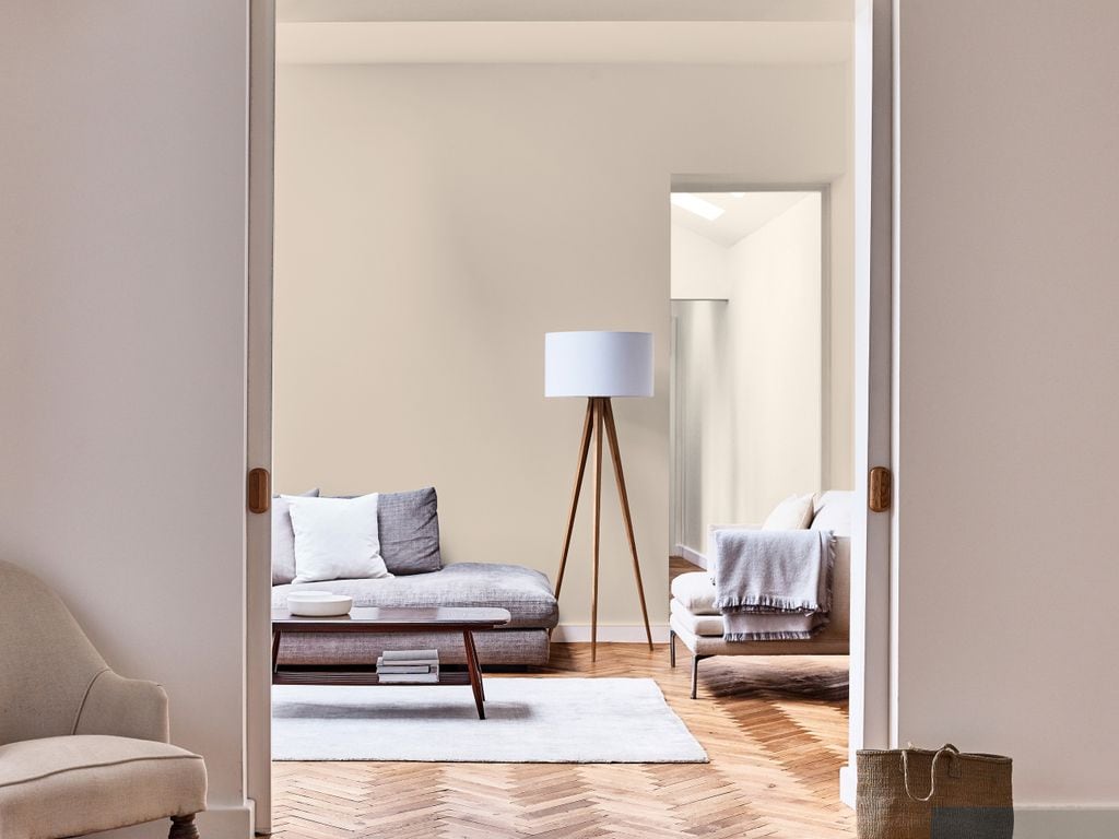 Salón pintado en tonos neutros