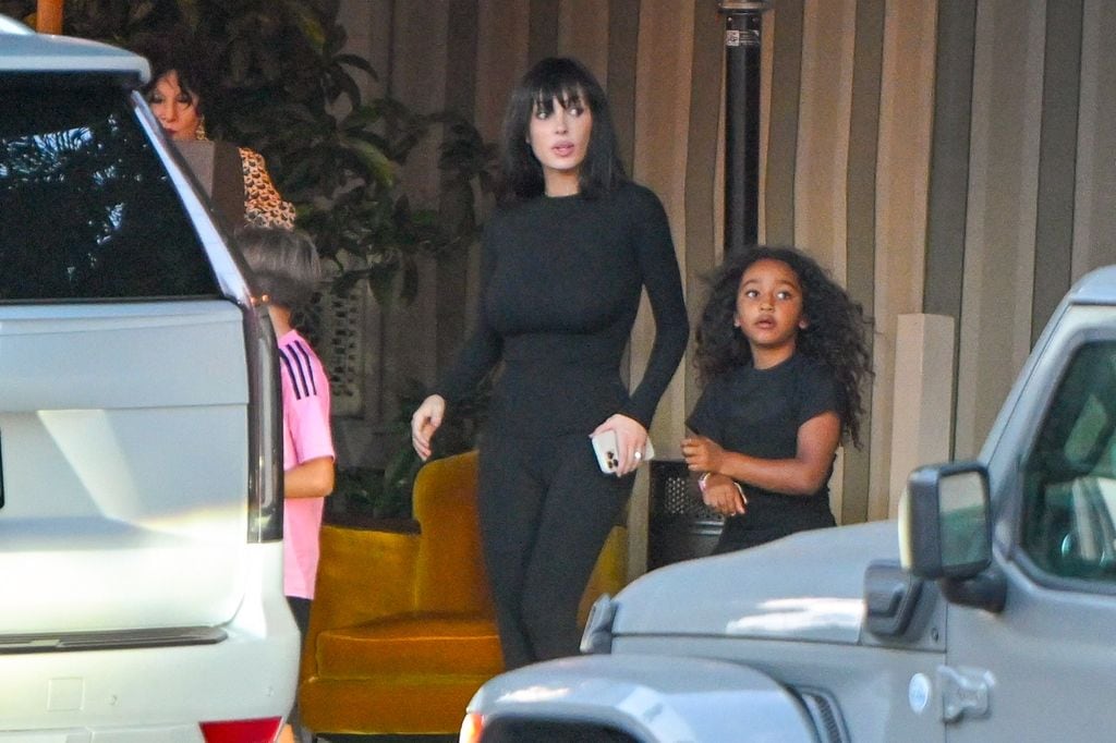 Bianca Censori y los hijos de su marido fueron fotografiados mientras abordaban una camioneta.