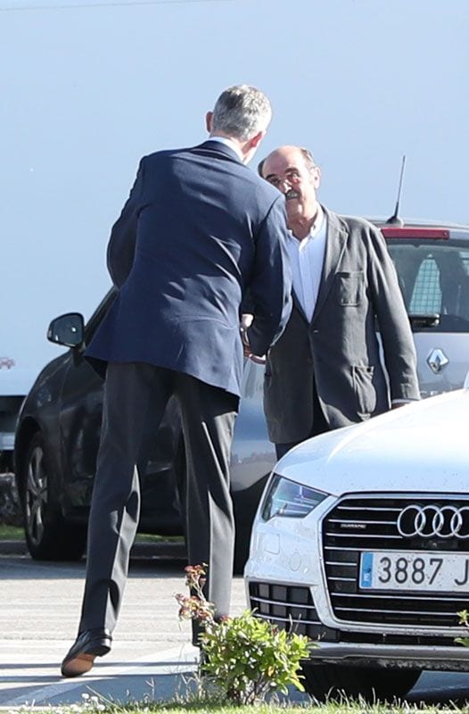El rey Felipe acude al tanatorio para dar el último adiós a Manuel Barrós