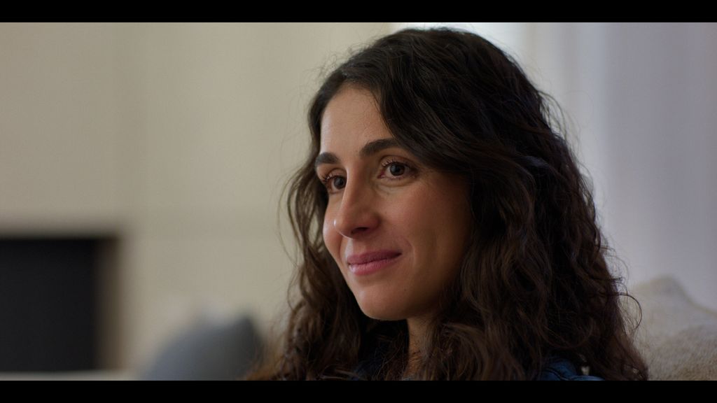 Mery Perelló, en el salón de su casa durante el rodaje de Rafa, el documental que repasa la trayectoria intachable de su marido